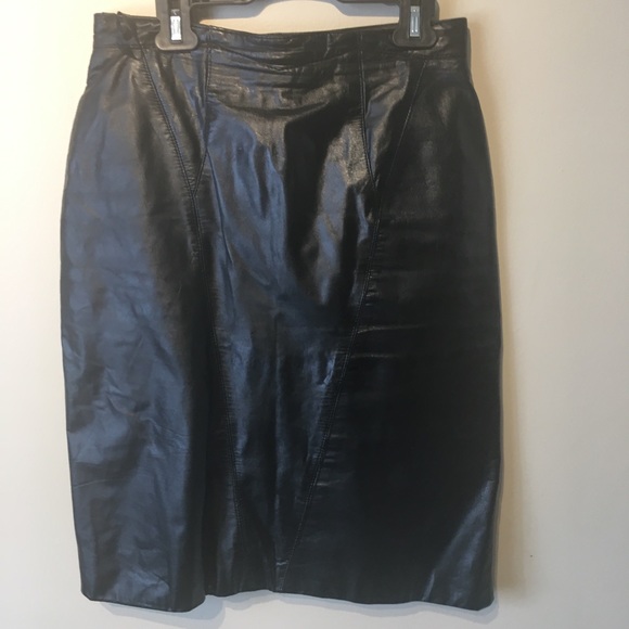 Preview size 10 mid length leather skirt. - Picture 2 of 16